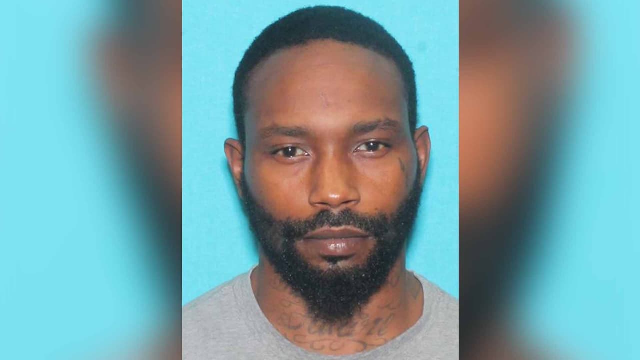 Aaron Kennard White es acusado de agresión contra un miembro de su familia.