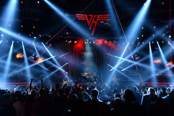 Y en la parte musical Van Halen hizo estremecer el escenario.