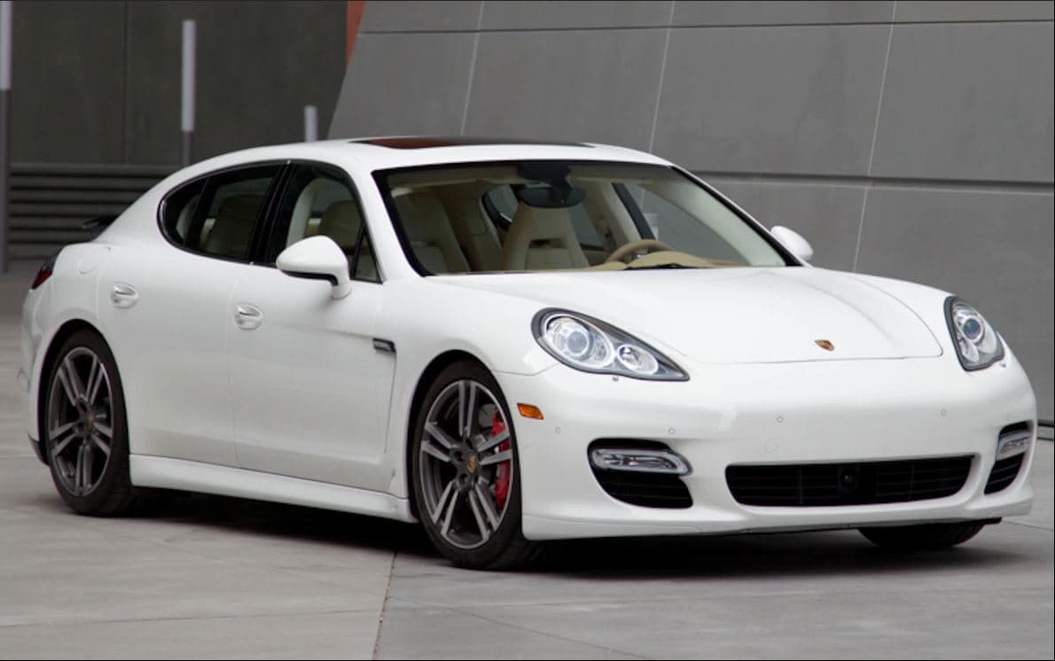 <u><b>Porsche Panamera Turbo 2011</b></u>
<br>El Panamera es un vehículo que causó revuelo durante su aparición original por ser el primer Porsche sedan con 4 puertas. A pesar de las quejas y críticas de los fanáticos mas testarudos de la marca alemana, el fabricante consiguió un deportivo ‘real’ con suficiente demanda para justificar el riesgo original. 
<br>