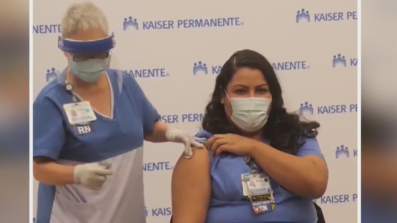 Después de casi un año de lucha contra el coronavirus, las primeras vacunas llegaron a Los Ángeles el 14 de diciembre. 
<b>Helen Córdova</b>, de 32 años, trabaja en la unidad de cuidados intensivos del Hospital Kaiser Permanente de Hollywood y fue la primera en el estado a la que aplicaron la inyección contra el virus. "Tengo un poco de dolor en el brazo, que era de esperarse, y emocionalmente estoy procesando la magnitud de lo que ocurrió", dice con emoción sobre el proceso de vacunación.