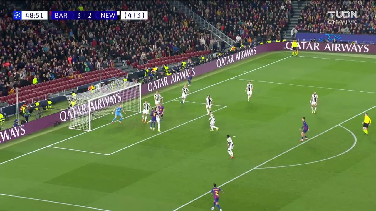 ¡TIRO ATAJADO! disparo por Raphinha.