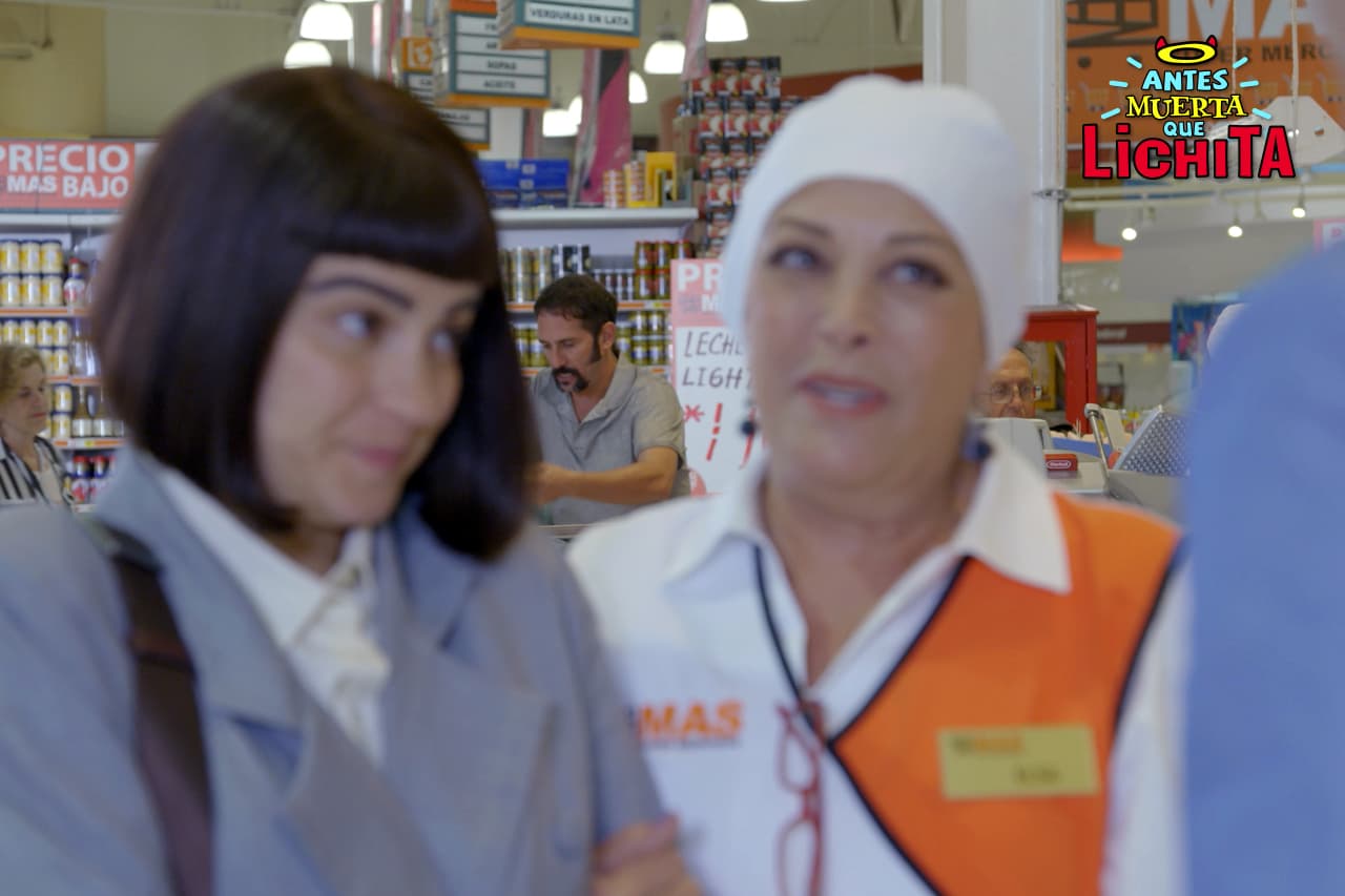 Roberto se da cuenta que Lichita está a punto de descubrir que Gumaro no está discapacitado, para evitarlo decide invitarla a salir.