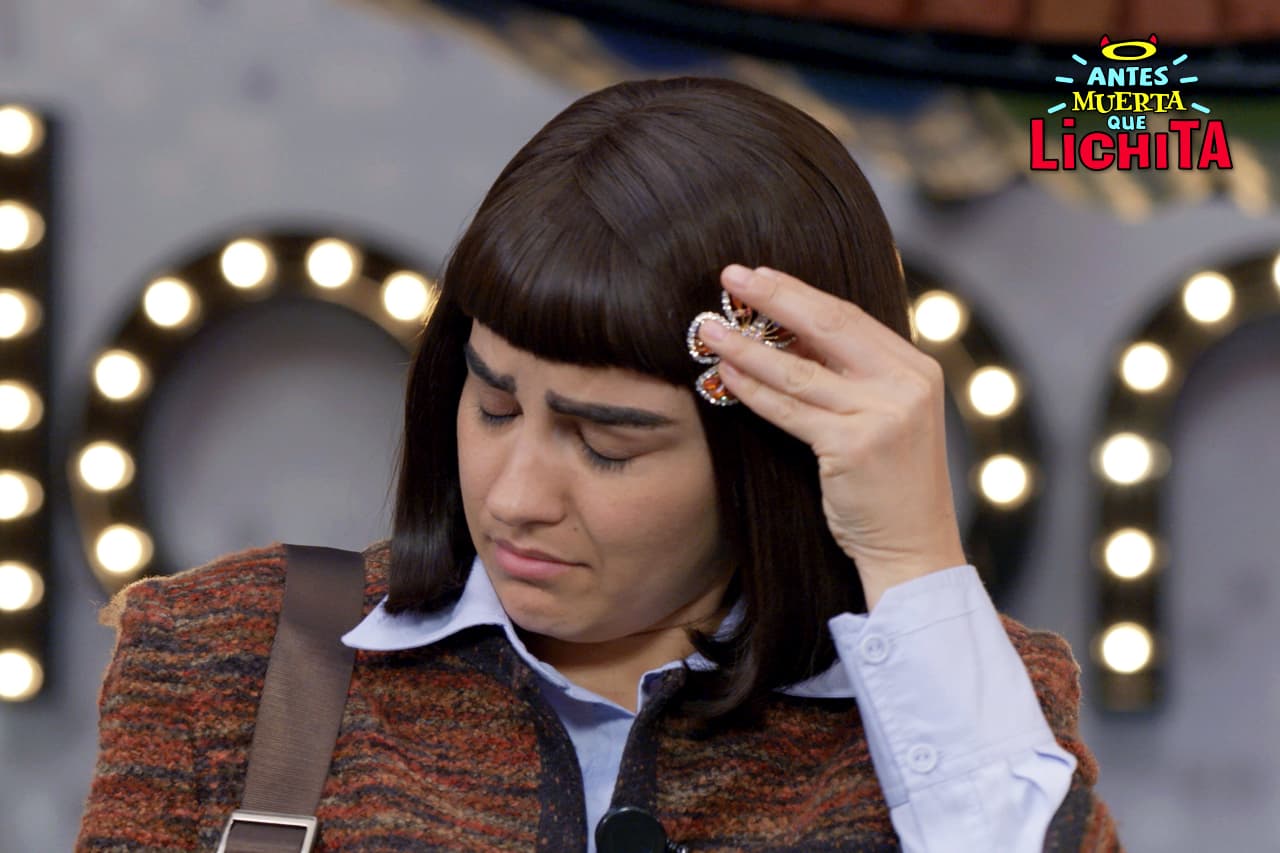 En un intento por llamar la atención de Roberto, Lichita decide usar un peculiar broche en el cabello pero sólo logra obtener las risas y burlas de sus compañeros.