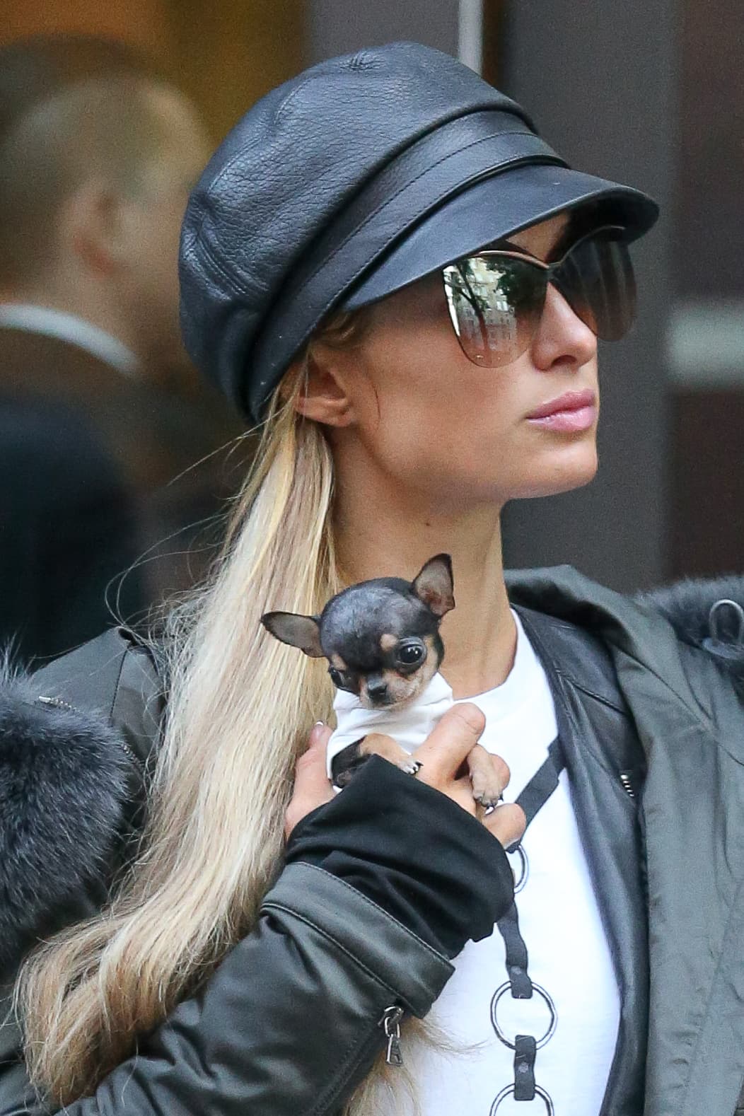 ¡No lo vayas a apachurrar o a perder, Paris!