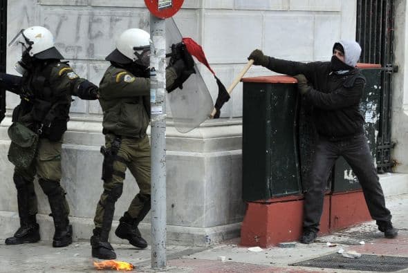 Al igual que en las protestas de junio y octubre de 2011, el centro de Atenas estaba este viernes paralizado por la huelga en los transportes y servicios públicos en general, apuntó AFP.