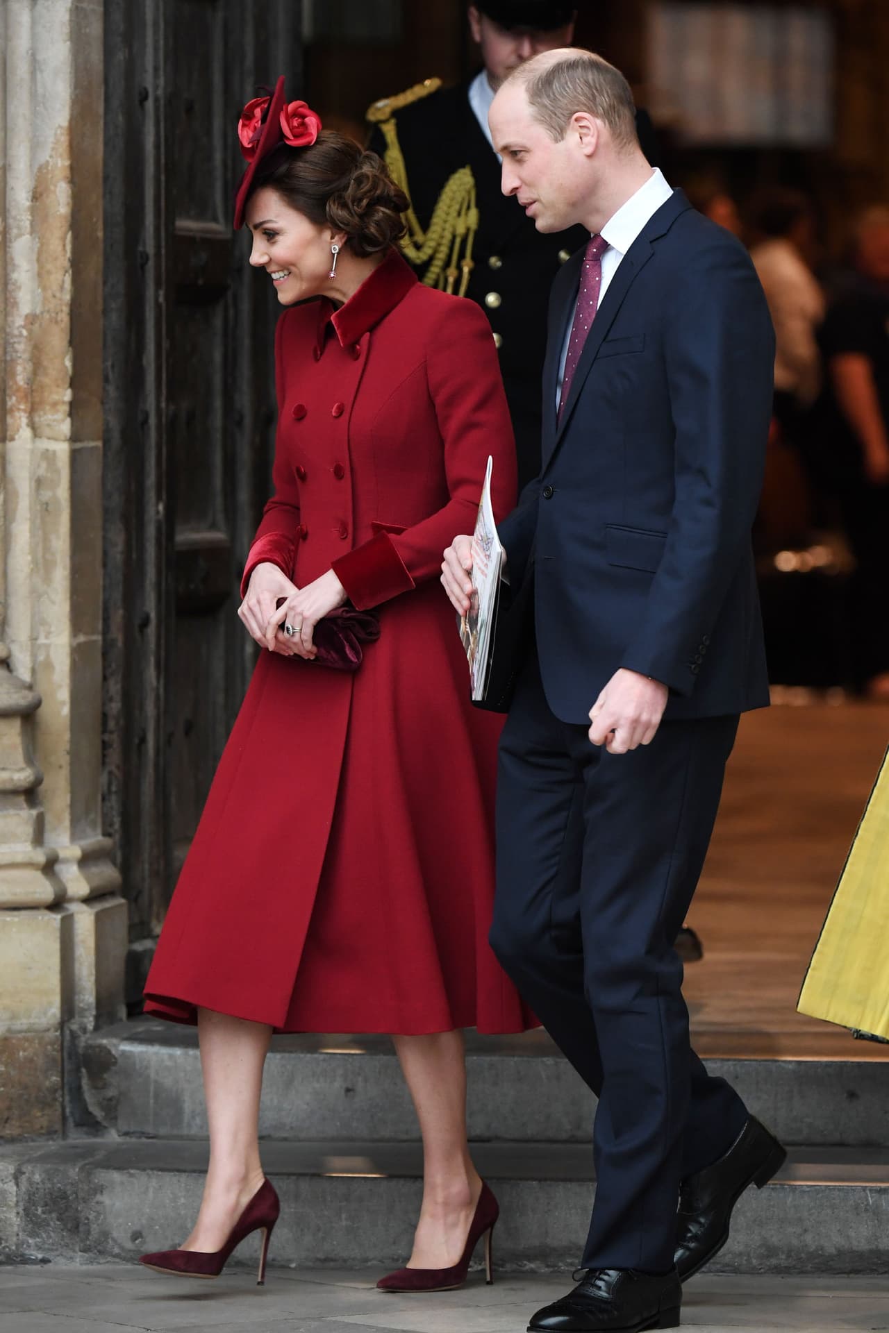 El medio británico señaló que ni los portavoces del palacio de Buckingham ni los de Kensington han explicado a qué se debió este ajuste en el tradicional protocolo.