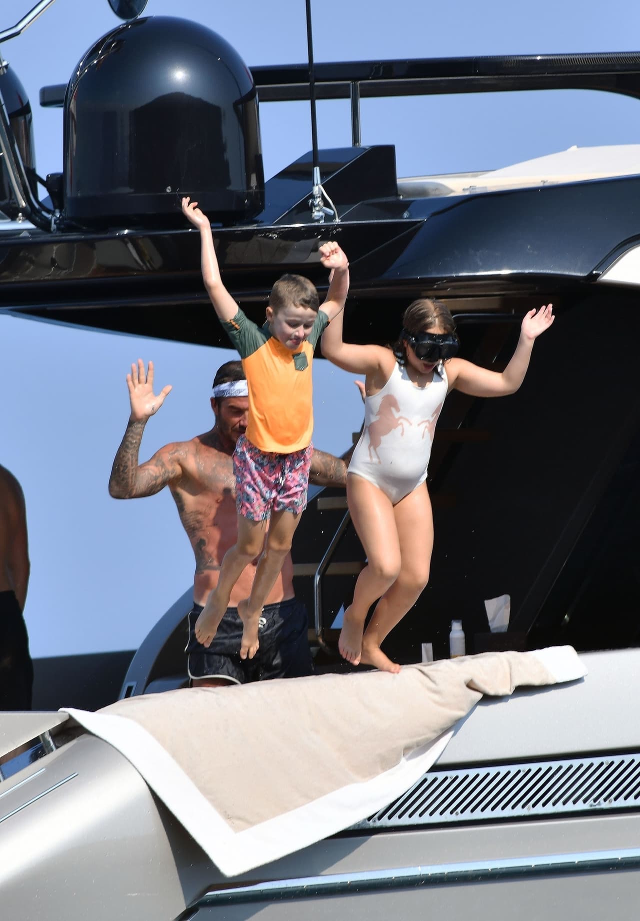 Minutos más tarde, David Beckham preparó para el salto tanto a su hija Harper como a Zachary Jackson.