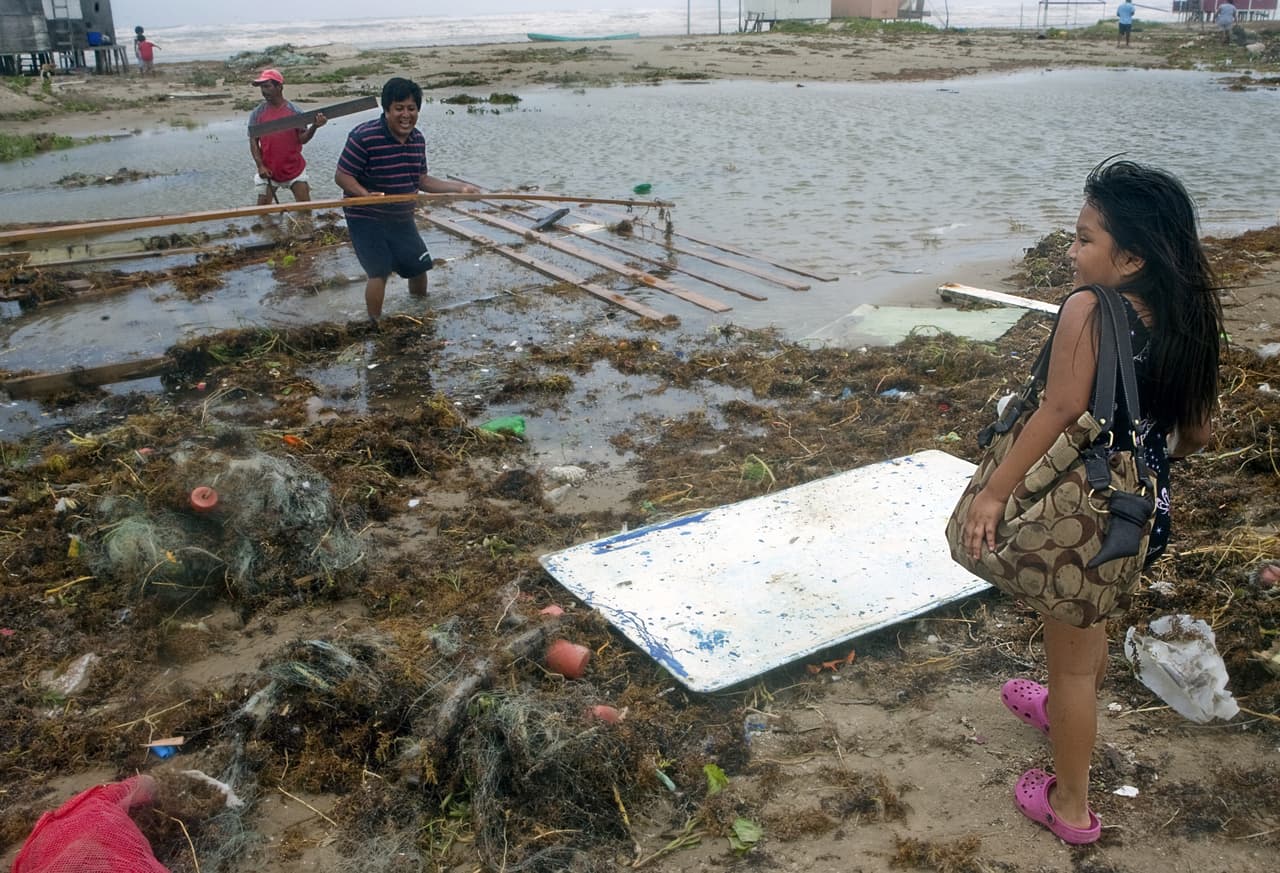 <b>Huracán Alex, 2010. </b>Tamaulipas y Monterrey. Con la llegada de la temporada de lluvias, en junio de ese año,apareció la tormenta tropical Alex, que pronto se deslizó por el Golfo de México y se transformó en huracán categoría 2 al aproximarse Tamaulipas. Su llegada a tierra firme afectó a Nuevo León, cuya capital Monterrey se vio repentinamente inundada luego de que el río que la cruza se desbordó por completo. Hubo siete muertos ante las violentas oleadas y daños materiales por dos mil millones de dólares, según reportes oficiales. Las calles de las principales avenidas, primero agrietadas y después despedazadas por completo, tardaron meses en ser reparadas.
