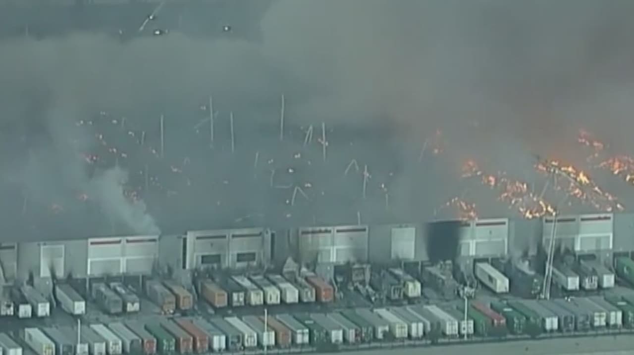 Arrestan a sospechoso de provocar un monumental incendio en un almacén de papel en Ontario