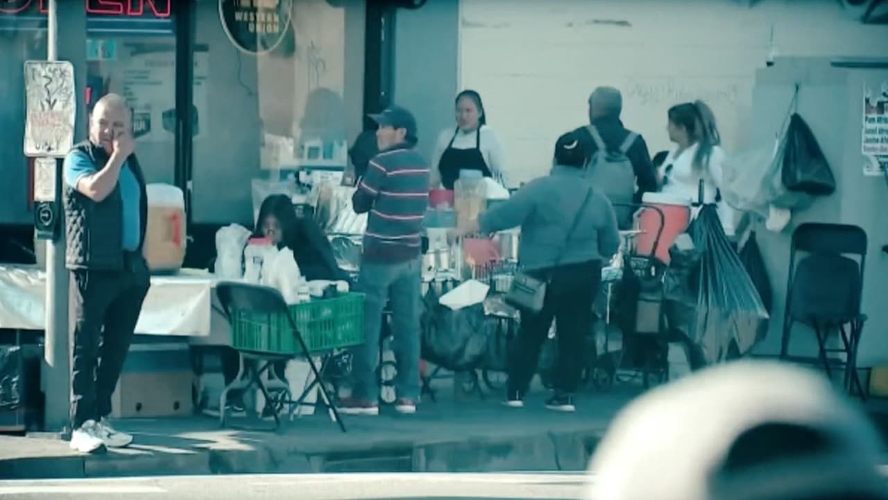 Redadas están dejando a vendedores ambulantes sin dinero ni vivienda: “Están paralizados del miedo”