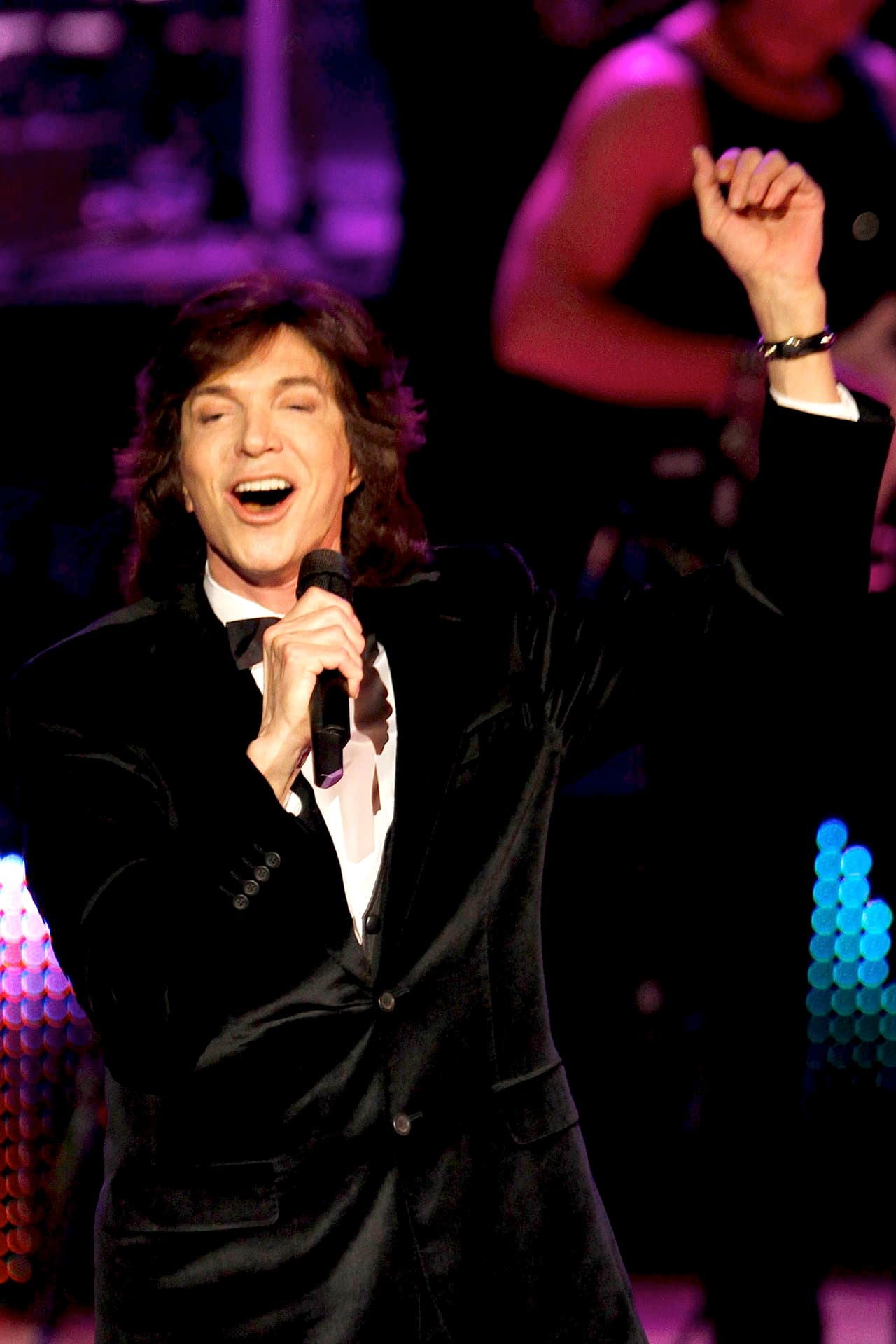 Con sus letras e interpretaciones, Camilo Sesto inventó un nuevo lenguaje para cantarle a los enamorados. Dedicar su tema 'El Amor de mi Vida' es señal de una gran historia de amor.