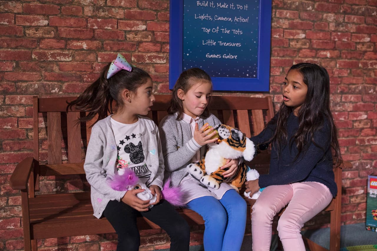 La CPSC trabaja junto a Aduanas y Protección Fronteriza (CBP) en los puertos para impedir que entren al país juguetes peligrosos: en 2017 se confiscaron más de
<b>745,000 por violar las normas de seguridad y casi 360,000 con <a href="http://www.univision.com/noticias/enfermedad/investigadores-se-llevan-sorpresa-al-detectar-plomo-en-20-de-las-muestras-de-comidas-para-bebes">plomo</a></b> (el metal está permitido en dosis reguladas).