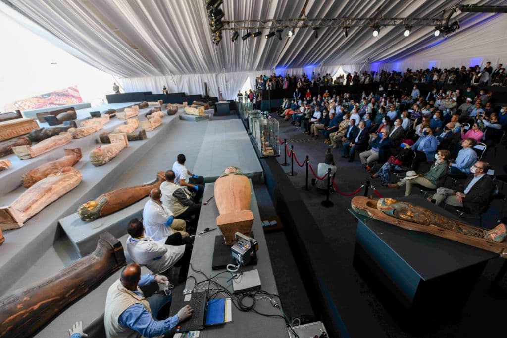 Estos sarcófagos de madera fueron descubiertos en la necrópolis de Saqqara, a unas 18 millas (30 kms) al sur de El Cairo, la capital egipcia.