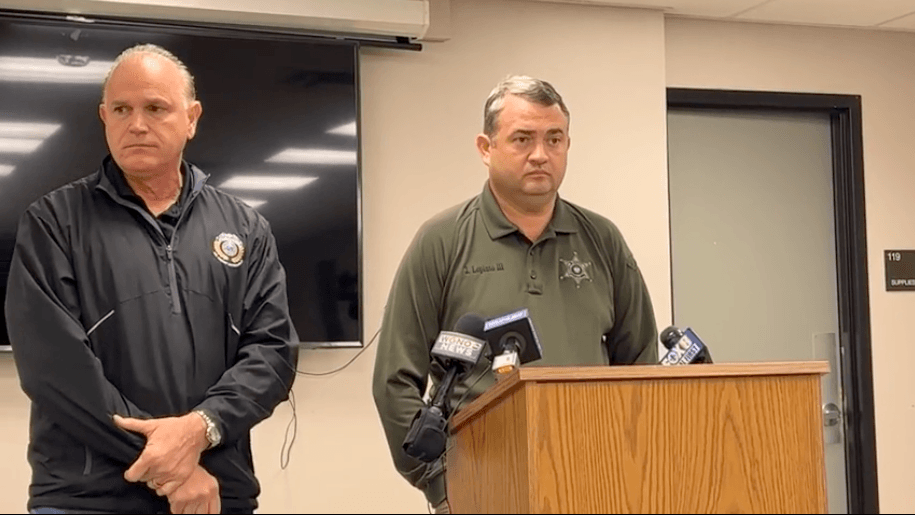 Niño de 4 años se dispara con un arma que encontró en el auto mientras su madre fumaba marihuana