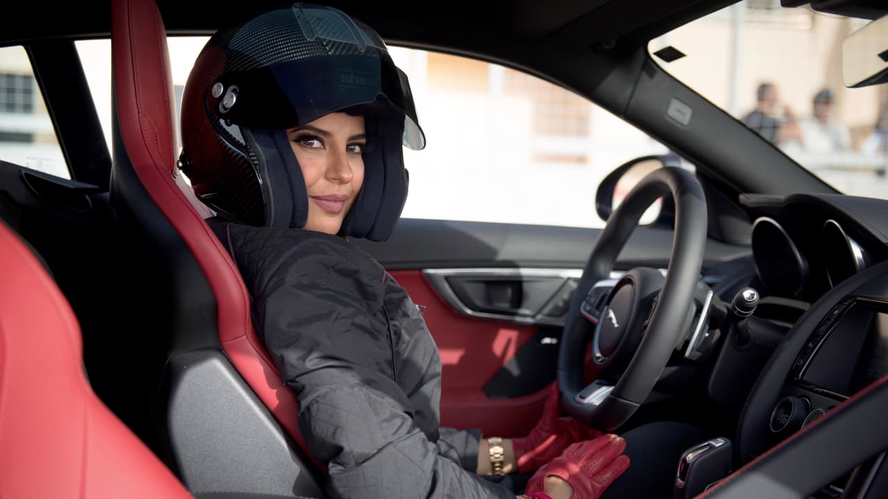 Horas antes de Aseel Al-Hamad dio una vuelta conmemorativa de la histórica jornada en un circuito en Arabia Saudí al volante de un Jaguar F-Type, la primera vez en su vida que esta experimentada corredora manejaba en un circuito en su tierra natal, dando inicio a la histórica jornada.