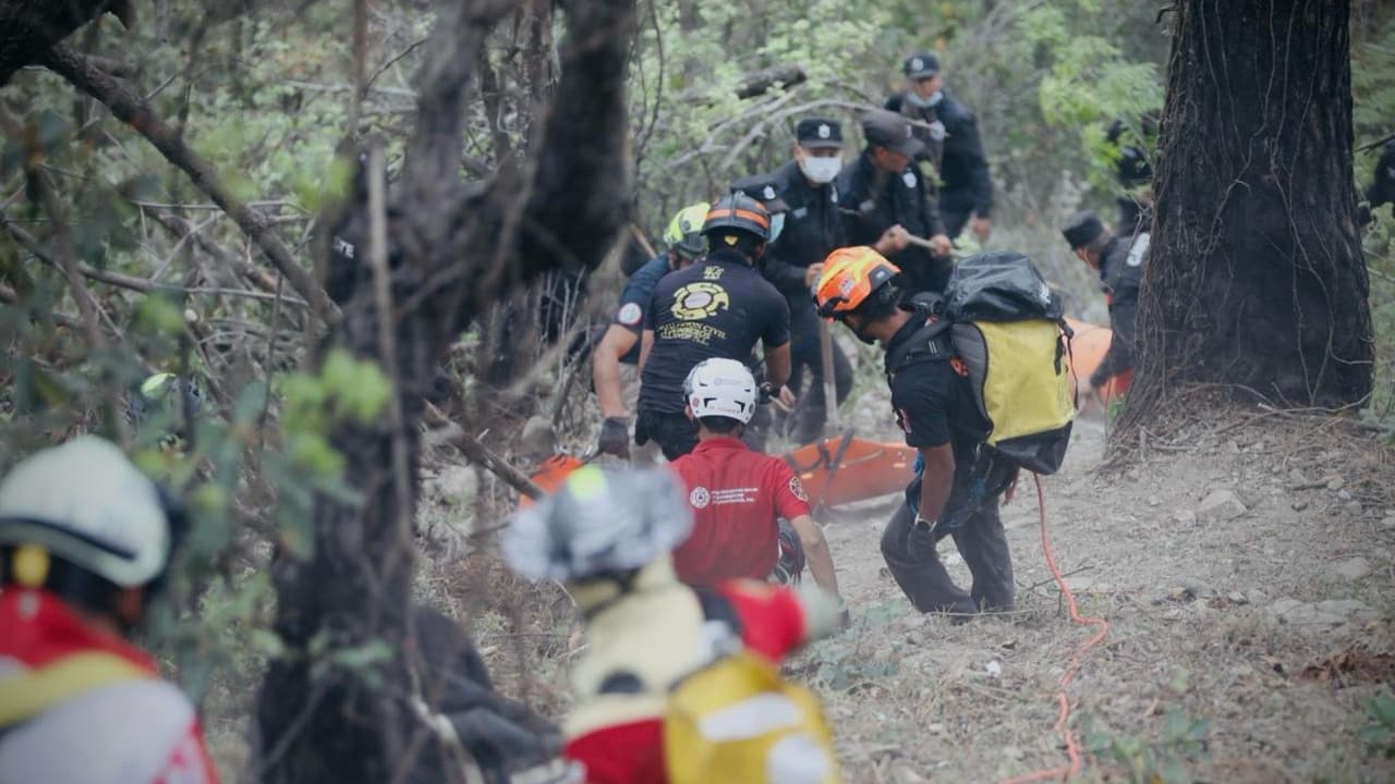 Familiares de las víctimas
<b>han comenzado a llegar a Monterrey para reconocer los cuerpos y acompañar a los sobrevivientes</b>. La tragedia ha conmocionado a la comunidad froteriza de Nuevo Laredo, de donde la familia era originaria. También, ha puesto en discusión la seguridad en las carreteras de montaña de la región.