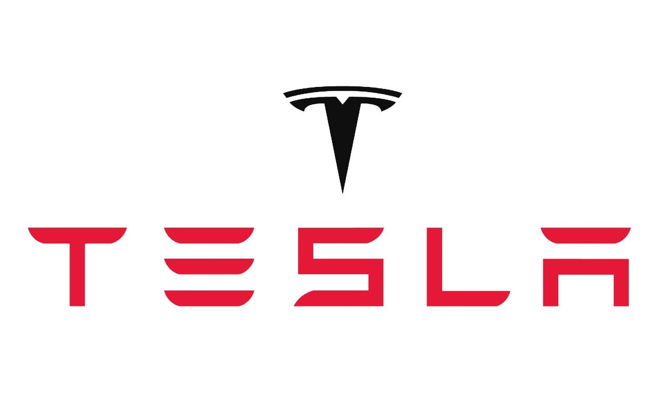 <a href="https://www.univision.com/temas/tesla">Tesla</a> fue fundada el 
<b>1 Julio de 2003 en Palo Alto, California</b>, por Martin Eberhard y Marc Tarpenning. En el 2004, se unirían Ian Write, J.B Straubel y Elon Musk, estos últimos serían nombrados cofundadores retroactivos luego de ganar una demanda en él.