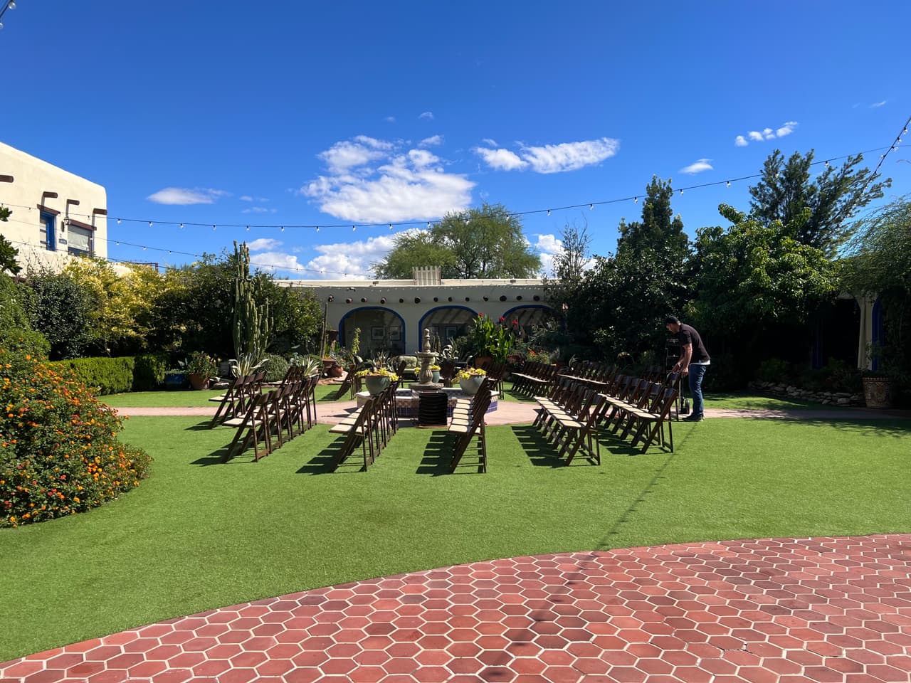 El lugar tiene patios con plantas, lugares de esparcimiento, una biblioteca, una tienda con curiosidades y ofrece entretenimiento los fines de semana.