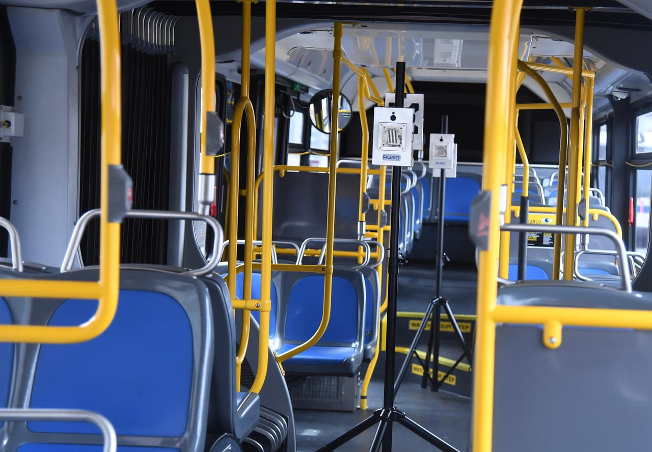 De acuerdo con autoridades, esta novedosa estrategia --que también se implementaría en lo autobuses–– tendría la capacidad de aniquilar el coronavirus.