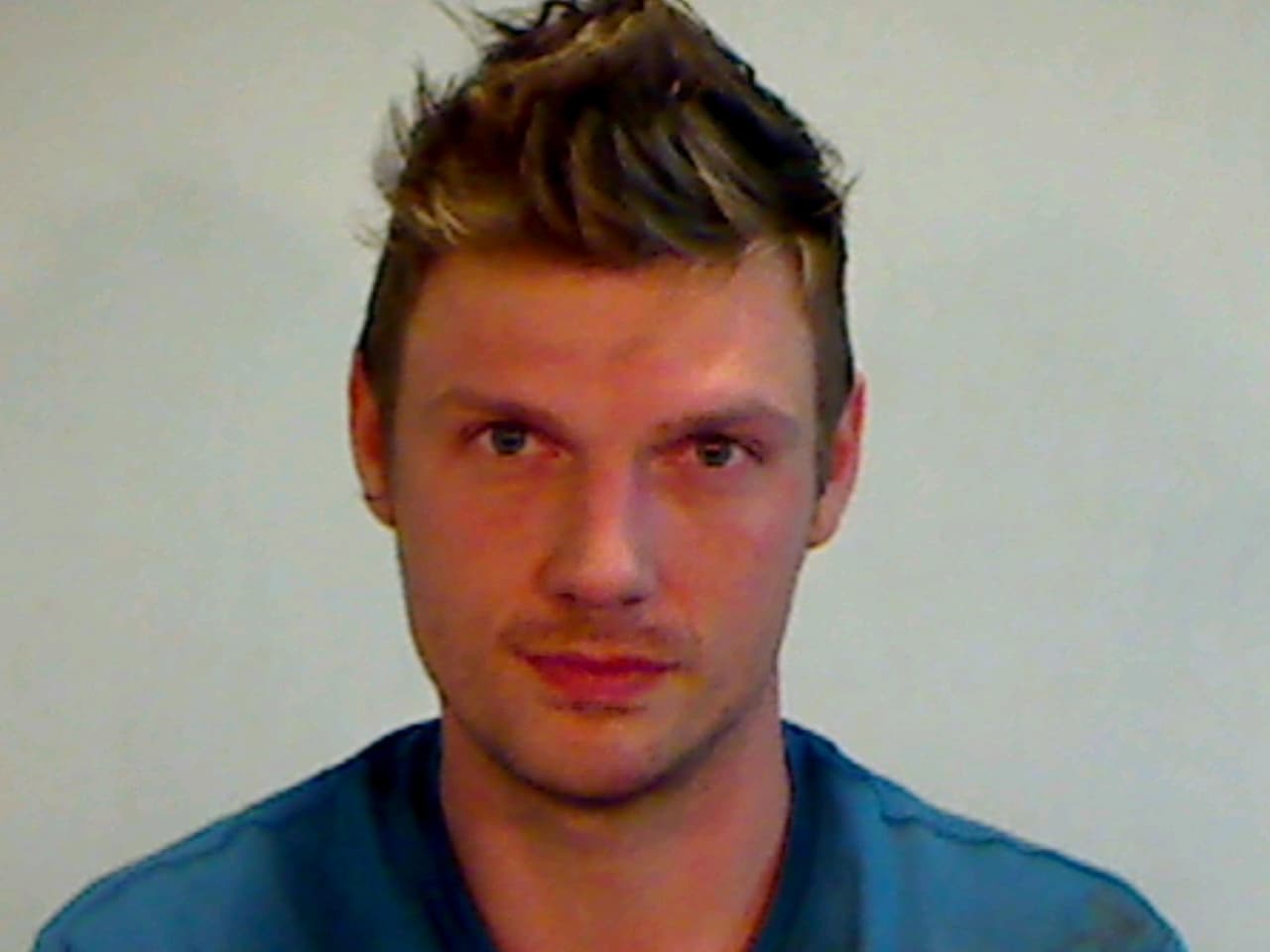 Nick Carter, integrante de los Backstreet Boys, tuvo que hacer frente a la justicia tras armar escándalo en un bar de Florida. Aquí el mugshot.