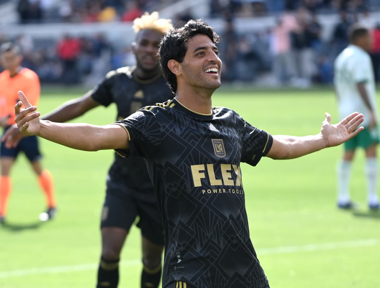 Con sus goles Carlos Vela ilusiona a LAFC mientras resuelve su futuro