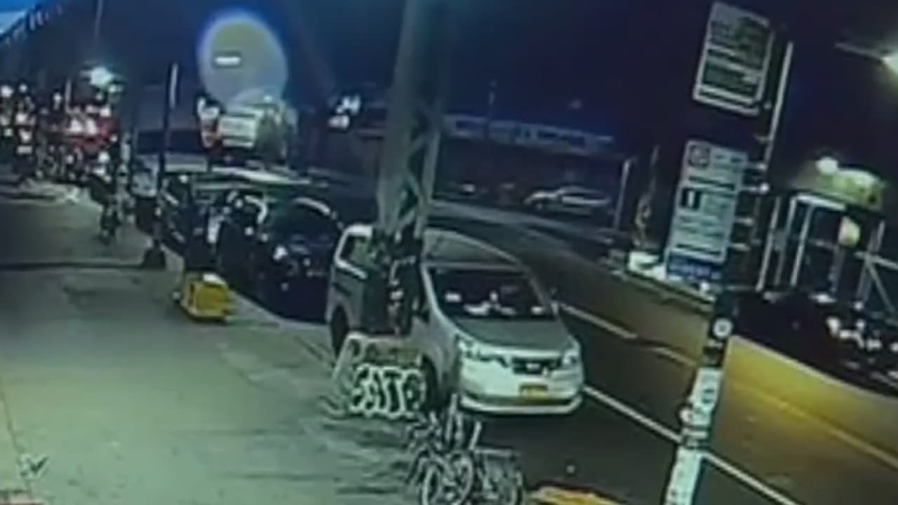 Conductor arrestado después de atropellar a ciclista en transitada avenida de Brooklyn
