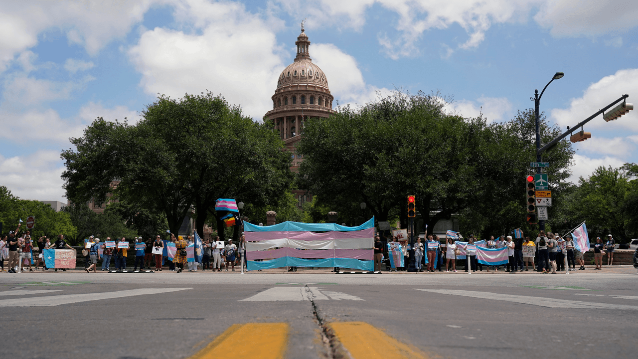 El gobernador Greg Abbott firma la ley que prohíbe tratamiento médico a jóvenes transgénero en Texas