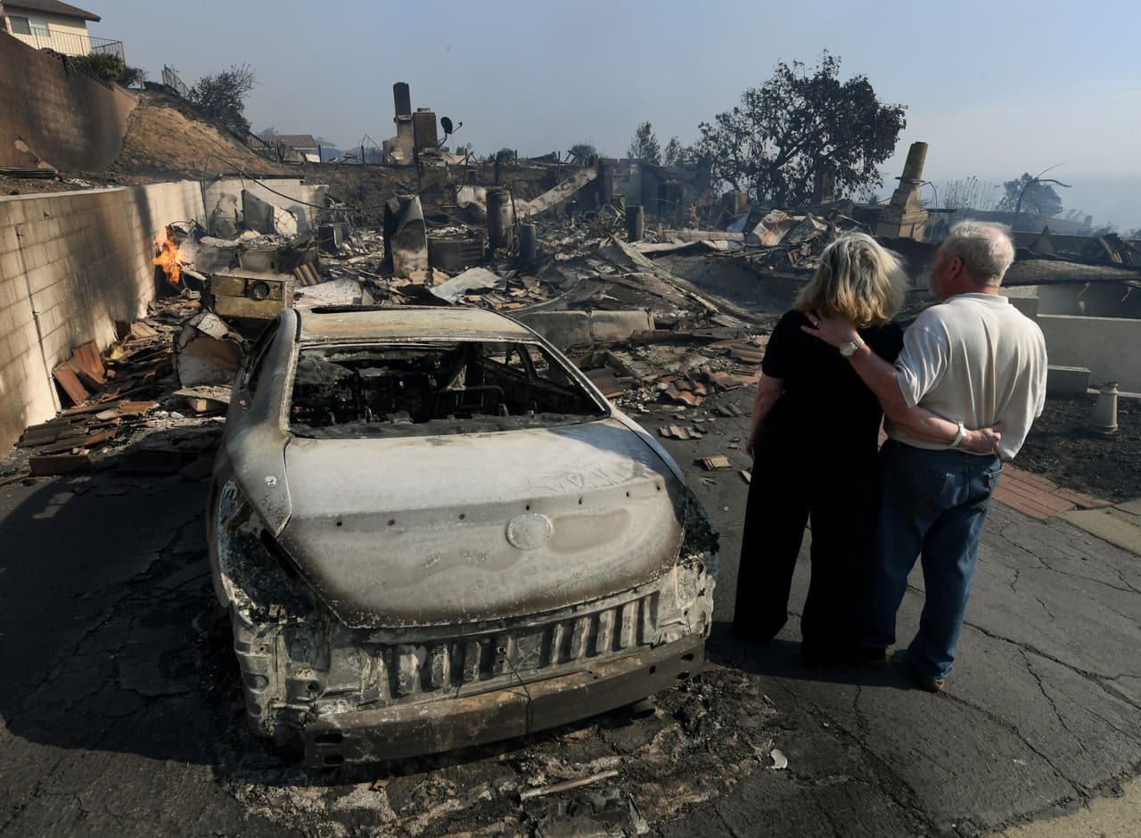 Michael y Vonea McQuillam miran con desconsuelo a su casa quemada en el incendio Thomas en Ventura, California, el 5 de diciembre de 2017.