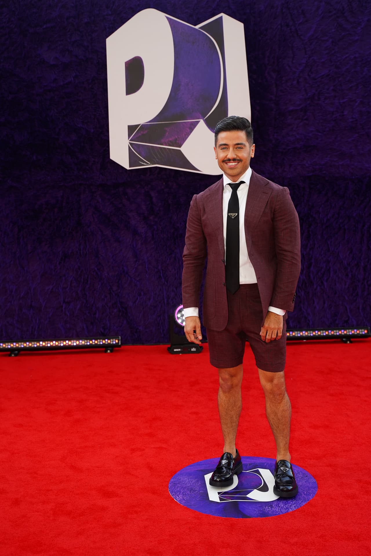 El periodista 
<b>Borja Voces</b> optó por un traje sastre con pantaloncillos.