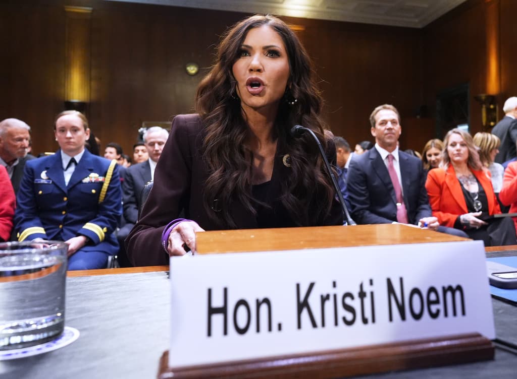 Kristi Noem comparece ante el Senado por primera vez desde las muertes en operativos migratorios en Minnesota