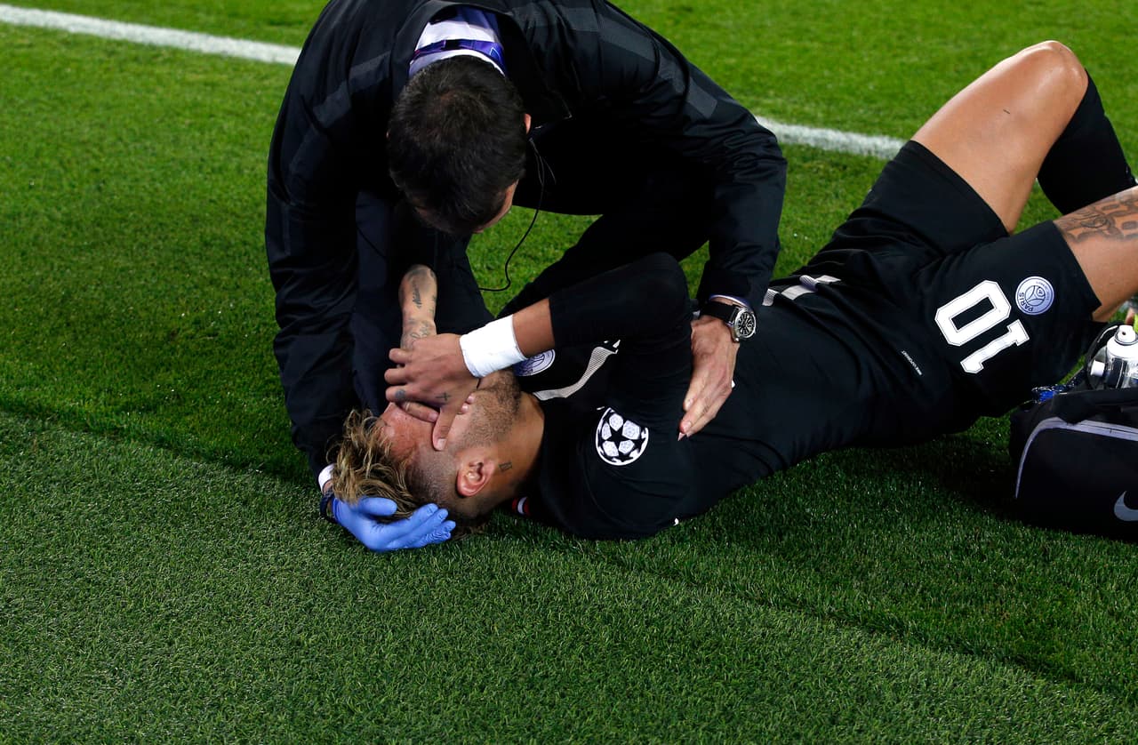 De hecho tuvo que ser atendido por el cuerpo médico del PSG y se llegó a pensar que no podía continuar. Duró varios minutos fuera del campo.