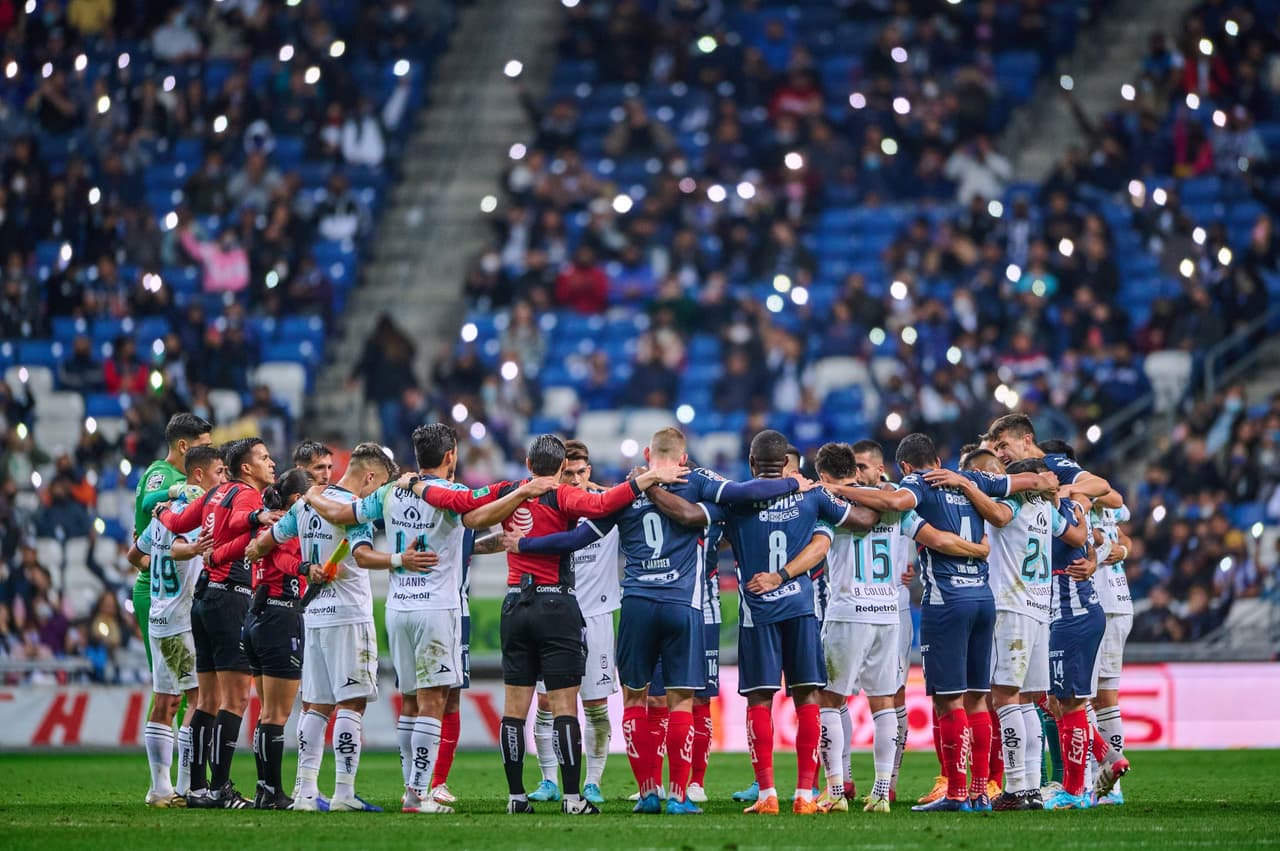 Los jugadores de Monterrey y Mazatlán se abrazaron al 62' para enviar un mensaje de paz.