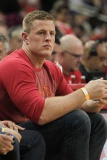 JJ Watt sorprende a un fan en los playoffs