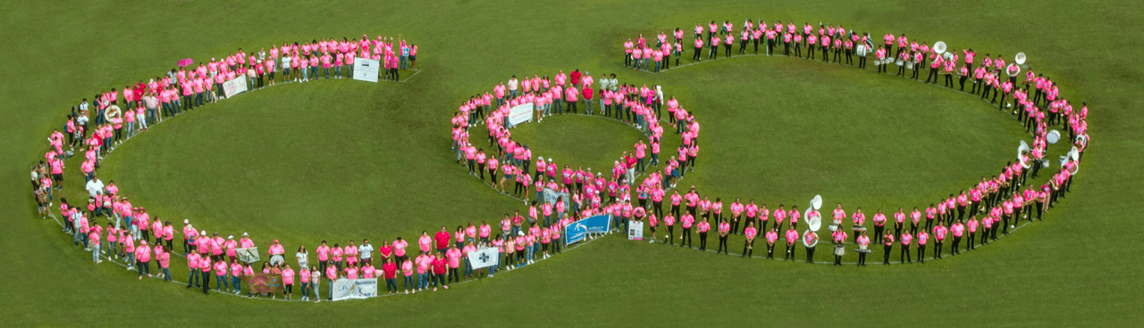 Un lazo rosado que simbólicamente bordea los senos de una fémina, fue la figura que formaron los participantes de la sexta edición de la marcha
<i>Avancemos a grandes pasos, </i>que se celebró el jueves en el Recinto Universitario de Mayagüez
