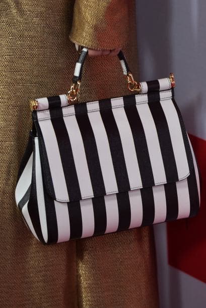 En accesorios ¿Prefieres looks menos audaces? Agrégale el toque de moda a tu outfit con un bolso o sombrero rayado.