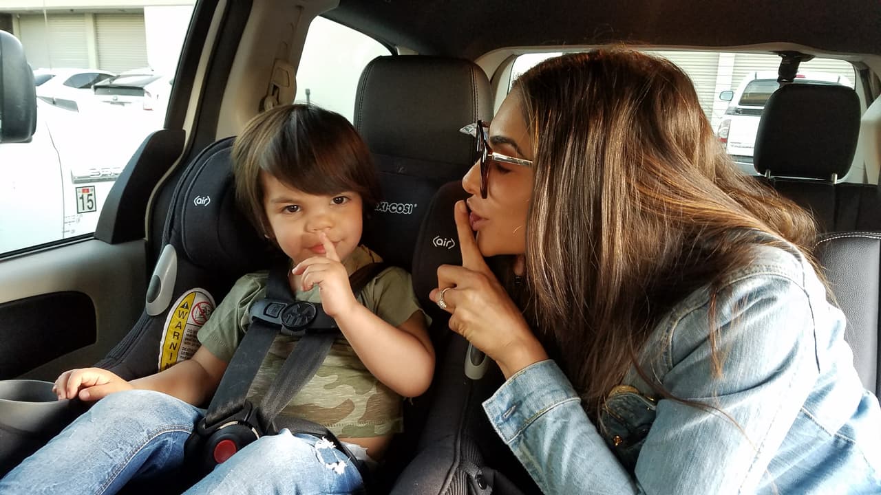 <b><a href="http://www.univision.com/shows/la-reina-de-la-cancion/las-mejores-fotos-de-los-looks-de-alejandra-espinoza-en-la-reina-de-la-cancion-fotos" target="_blank">Alejandra </a></b>llegó con 
<b><a href="http://www.univision.com/shows/la-reina-de-la-cancion/lo-sentimos-alejandra-matteo-y-su-papi-son-dos-gotas-de-agua-fotos" target="_blank">Matteo</a></b> a su primera sesión de fotos desde que vive en Los Ángeles y busca abrirse camino en la actuación. Desde lo natural hasta lo glamoroso, Alejandra jugó con varios estilos para abarcar todo tipo de personajes y llamar la atención de los productores. 
<b><a href="http://www.univision.com/shows/la-reina-de-la-cancion/capitulo-4-alejandra-la-de-tijuana-en-la-los-americanos-la-prefieren-al-natural-para-ellos-mas-es-menos-video" target="_blank">MIRA EL VIDEO</a></b>.