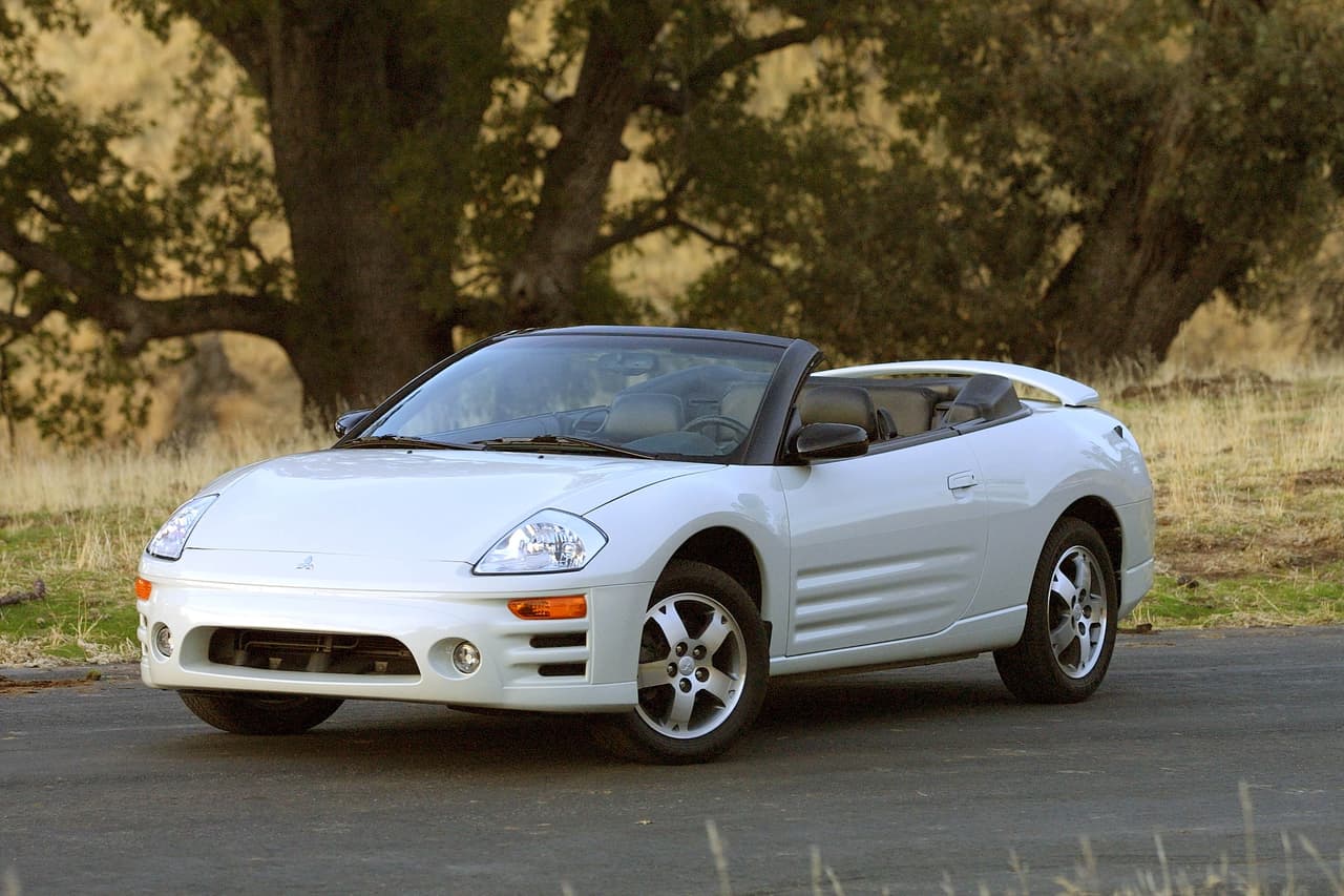 En 2001 reapareció el
<b>Mitsubishi Eclipse Spyder</b>. En la primera década del siglo tener un convertible era indispensable para cualquier fabricante operando en Estados Unidos y el Eclipse Spyder gozaba de una excelente reputación.
<br>
<br>La tercera generación del Mitsubishi Eclipse no gozó de la buena recepción que tuvieron sus predecesores y sus ventas sufrieron en consecuencia..