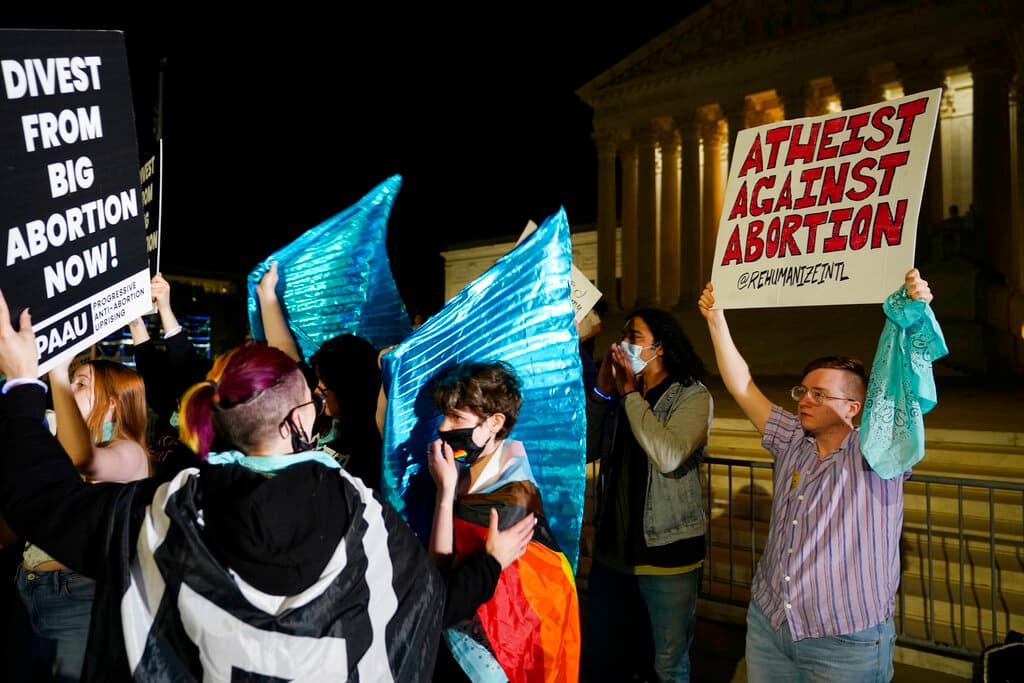 “Roe estuvo notablemente mal desde el principio”, asegura el anteproyecto de opinión. El borrador está firmado por el juez Samuel Alito, miembro de la mayoría conservadora de seis jueces del tribunal, frente a tres liberales. Alito fue nominado por el expresidente George W. Bush. El documento fue calificado como “el primer borrador” de la “opinión de la corte” sobre
<a href="https://www.univision.com/noticias/derechos-reproductivos/juez-federal-bloquea-la-ley-contra-el-aborto-de-mississippi-una-de-las-mas-restrictivas-de-estados-unidos">un caso que impugna la prohibición de Mississippi al aborto luego de 15 semanas de gestación</a>, caso conocido como Dobbs contra la Organización de la Salud de las Mujeres de Jackson.
<br>