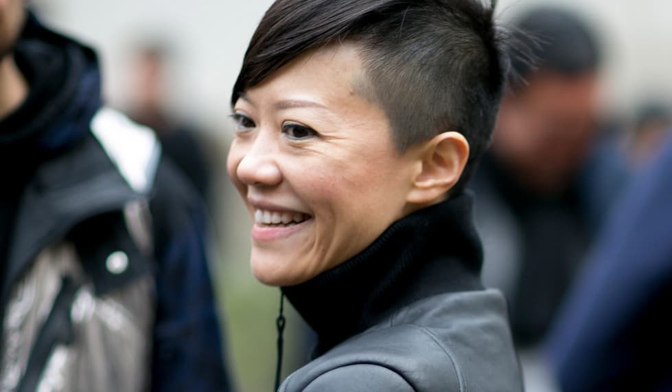 <b>Blush. </b>A esta edad las mejillas ya no conservan la misma firmeza y tienden a caerse. Aplica el producto en la parte alta de los pómulos, no demasiado cerca de la nariz, extendiéndolo hacia arriba hasta llegar a las sienes. El color es importante: recurrir a tonos oscuros, a las delgadas les dará un aspecto demacrado, y a las que no lo son las hará ver como payasos. Un tono rosado neutro favorece cualquier tono de piel. El blush en
<a href="https://www.bobbibrowncosmetics.com/product/2342/20488/Makeup/Lips/Lip-Color/Pot-Rouge-for-Lips-Cheeks/SS12">crema</a> es ideal.
<br>