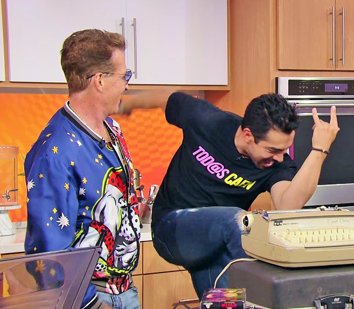 Los actores mexicanos pasaron a saludar a Emmanuel y hasta algunos pasos de sus pasos imitaron.