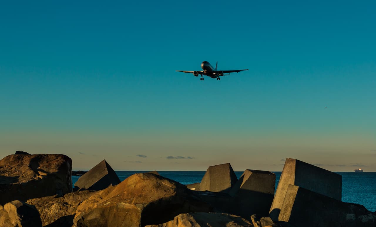 <h3 class="cms-H3-H3">Aeropuerto Internacional de Wellington (WLG), Nueva Zelanda</h3>
<br>
<br>Ubicado en el suburbio de Rongotai en Wellington, la capital de Nueva Zelanda. Situada a 5.5 km al sureste del centro de la ciudad, la pista de aterrizaje del Aeropuerto Internacional de Wellington tiene solo 6,351 pies, y su camino parece comenzar y terminar en los cuerpos de agua. 
<br>
<br>El piloto debe ser preciso al conocer el punto de aterrizaje y despegue para evitar los cuerpos de agua circundantes.
<br>