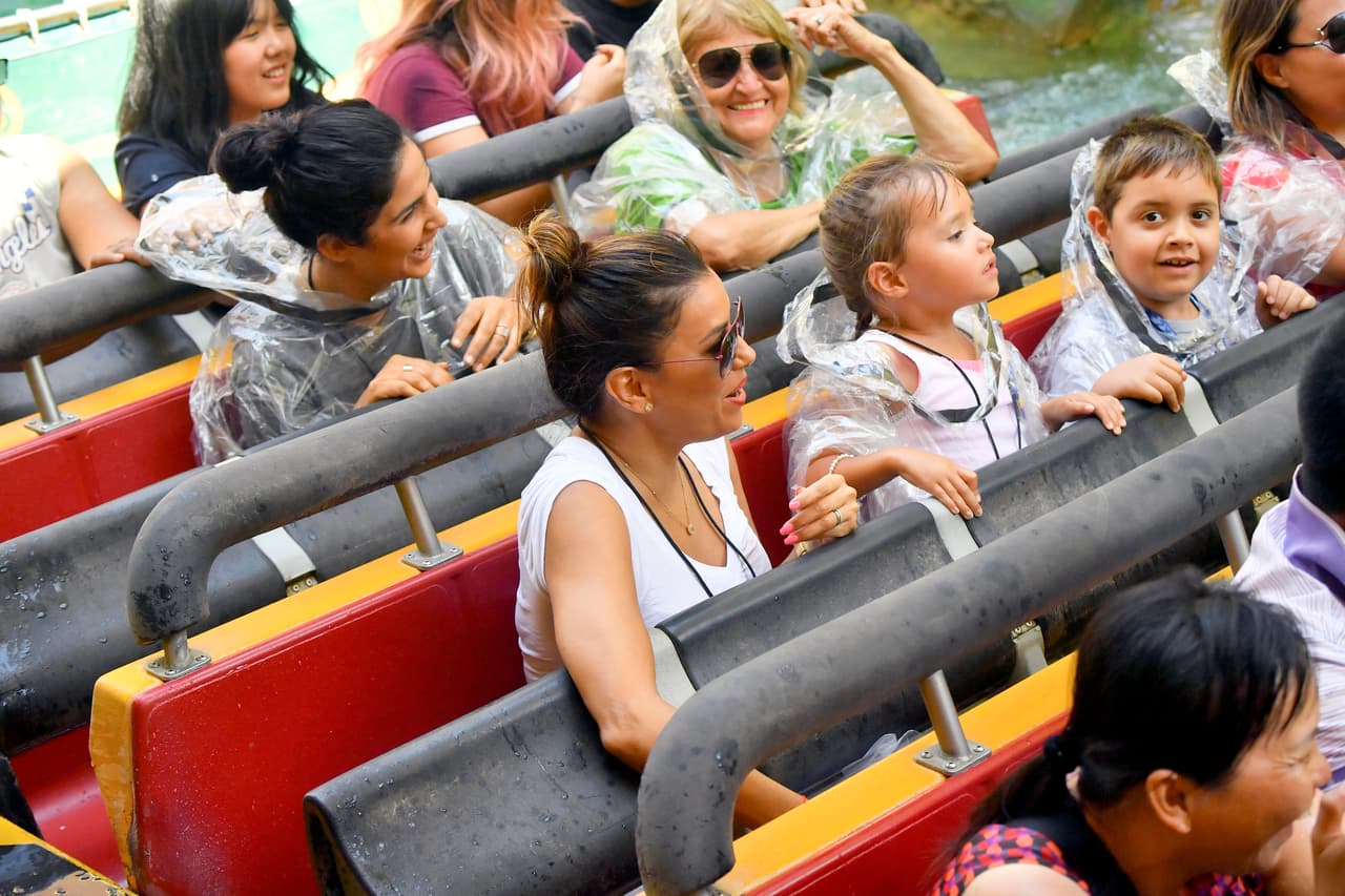 Los chicos usaron impermeables, ¡pero ella no!