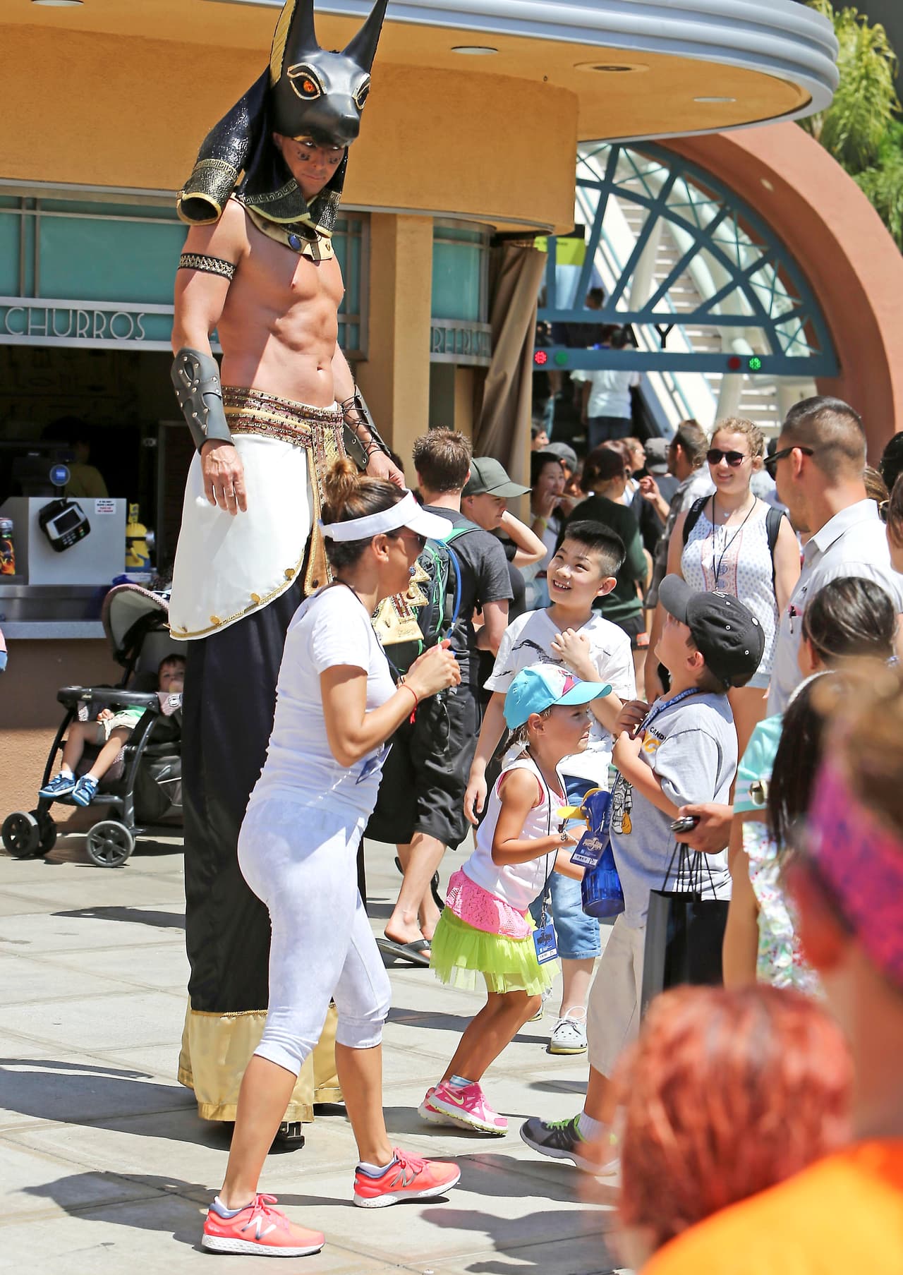 ¡Sorprendidos con el tipo en los zancos!