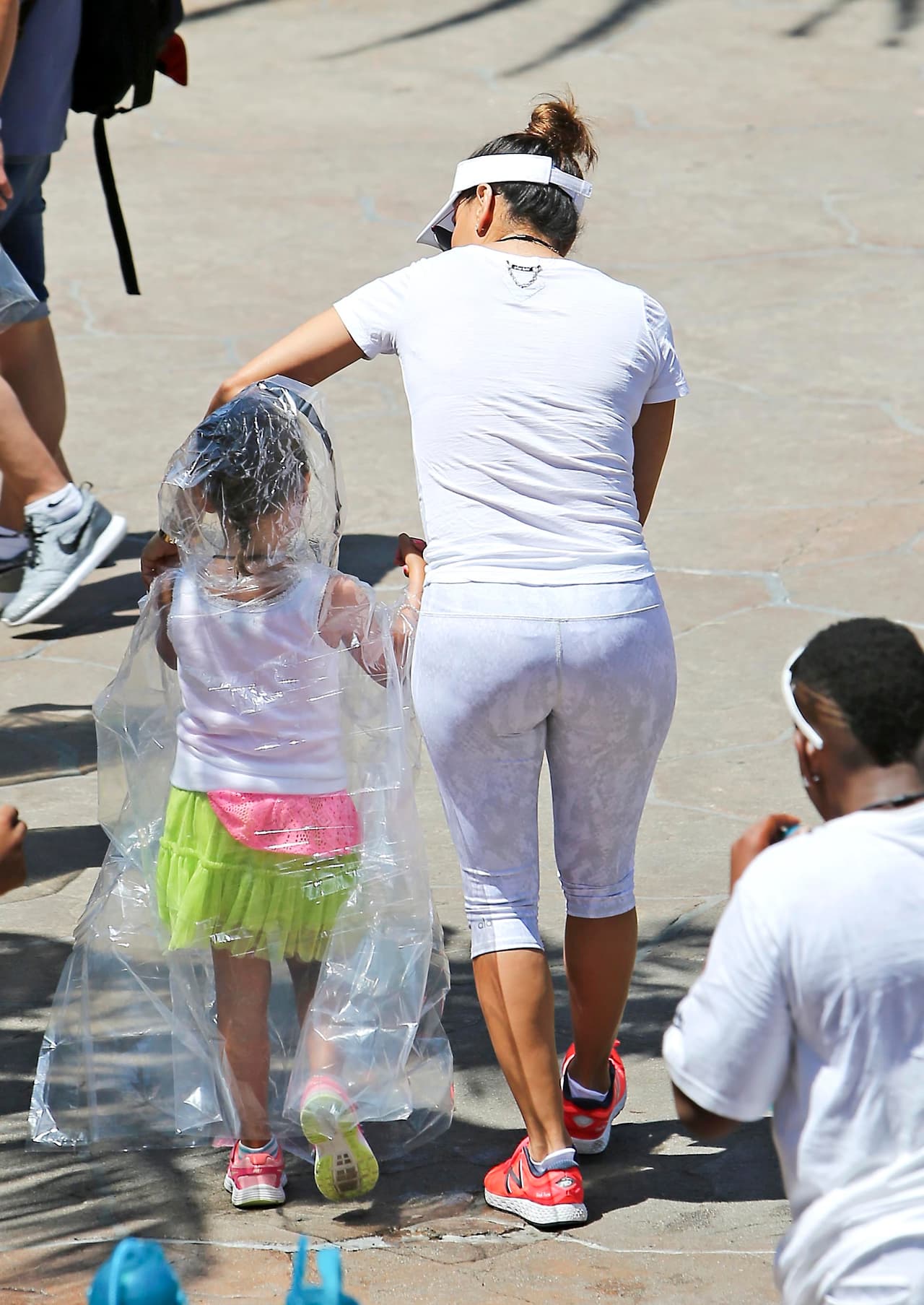 Asegurándose de que no se mojaran demasiado.