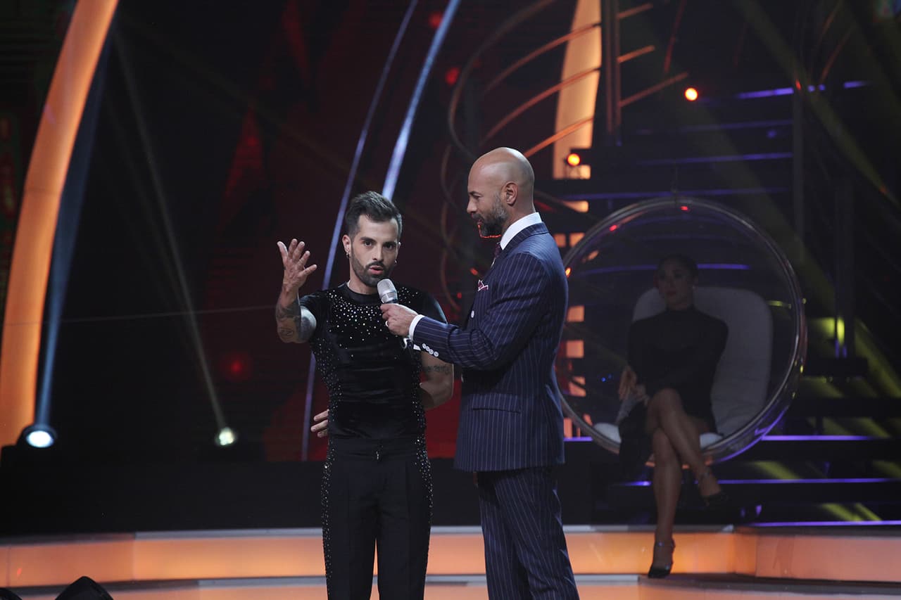 Fue en esta misma gala en la que Mike Bahía, el segundo eliminado de Mira Quién Baila, explotó contra el show. Además de decir que ya no era divertido ser parte del programa, habló de que hubo “palabras manipuladas indebidamente” de una de sus compañeras y hasta calificó ese hecho de "bullying". Concluyó diciendo: “Es mucho más bonito aplaudir al compañero, darle críticas constructivas que de pronto le construyan a futuro”.