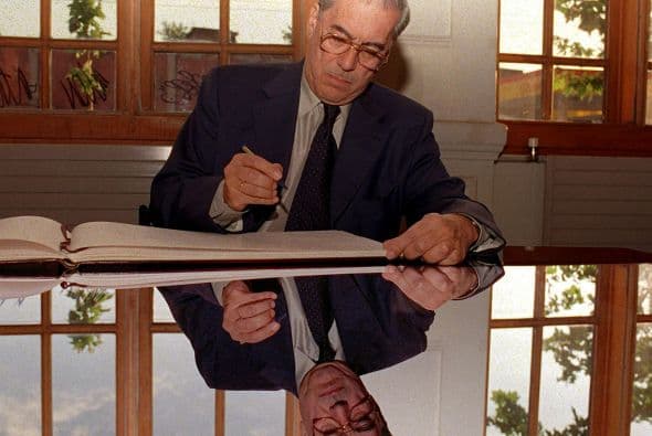 "Es un narrador que ha desarrollado el arte de narrar de una forma fantástica", comentó el secretario de la Academia sueca, Peter Englund.