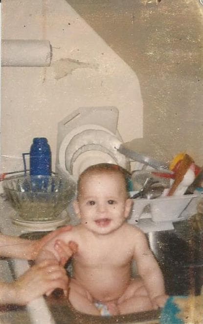 Su color favorito es el rojo, le encanta la lasagna y súper héroe es SpiderMan. Se describe como una persona divertida, humilde y determinada.