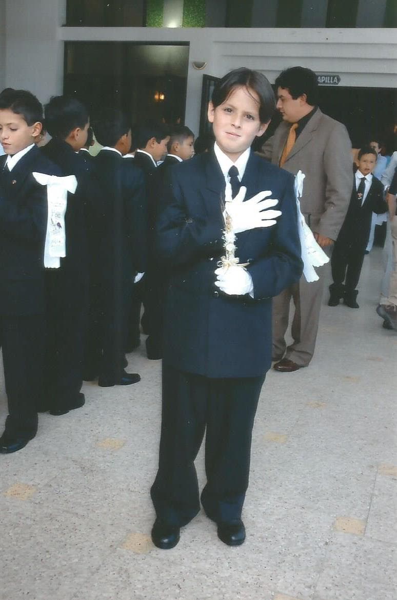 Su color favorito es el rojo, le encanta la lasagna y súper héroe es SpiderMan. Se describe como una persona divertida, humilde y determinada.