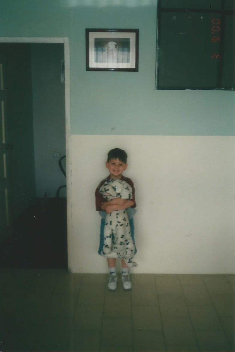 Su color favorito es el rojo, le encanta la lasagna y súper héroe es SpiderMan. Se describe como una persona divertida, humilde y determinada.