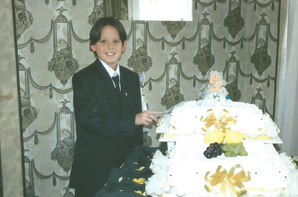 Su color favorito es el rojo, le encanta la lasagna y súper héroe es SpiderMan. Se describe como una persona divertida, humilde y determinada.